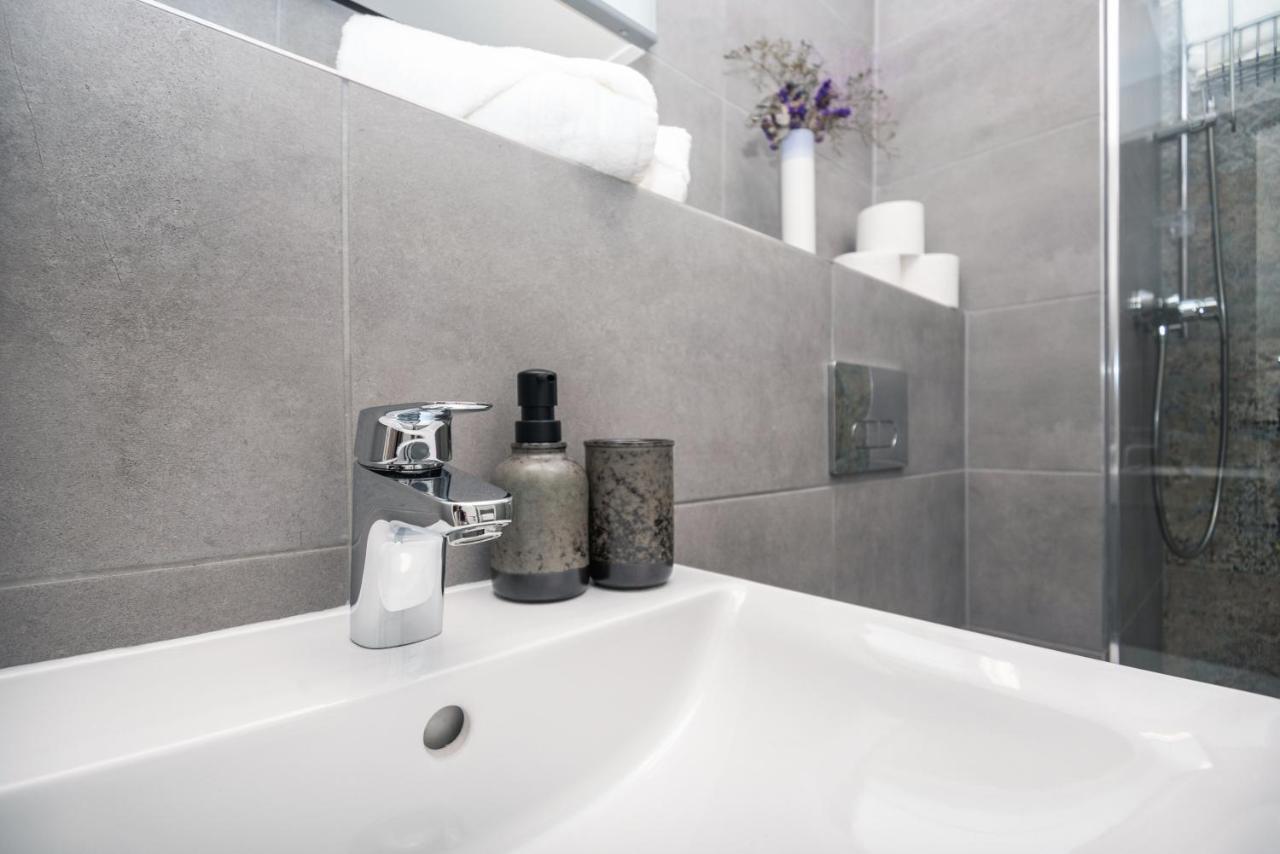 City Center Apartment - Modern & Elegant 브라티슬라바 외부 사진
