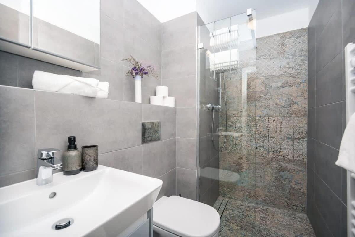 City Center Apartment - Modern & Elegant 브라티슬라바 외부 사진