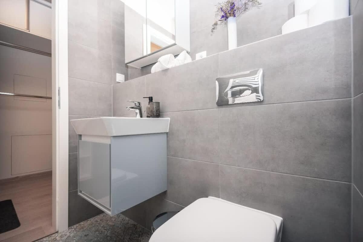 City Center Apartment - Modern & Elegant 브라티슬라바 외부 사진